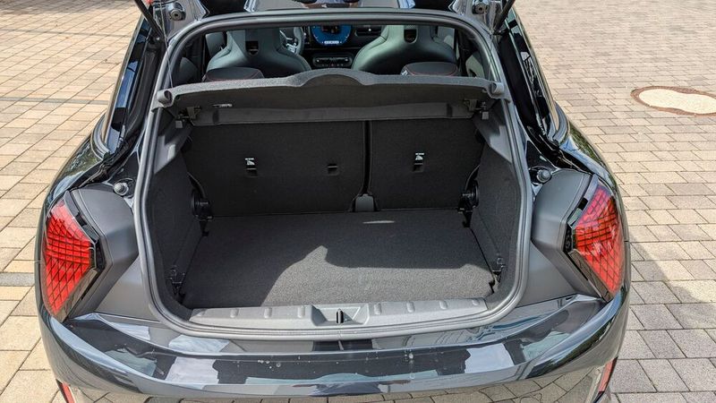 Das zeigt sich auch am sparsamen Kofferraumvolumen von 275 Litern.  (Bild: Rosenow – VCG)