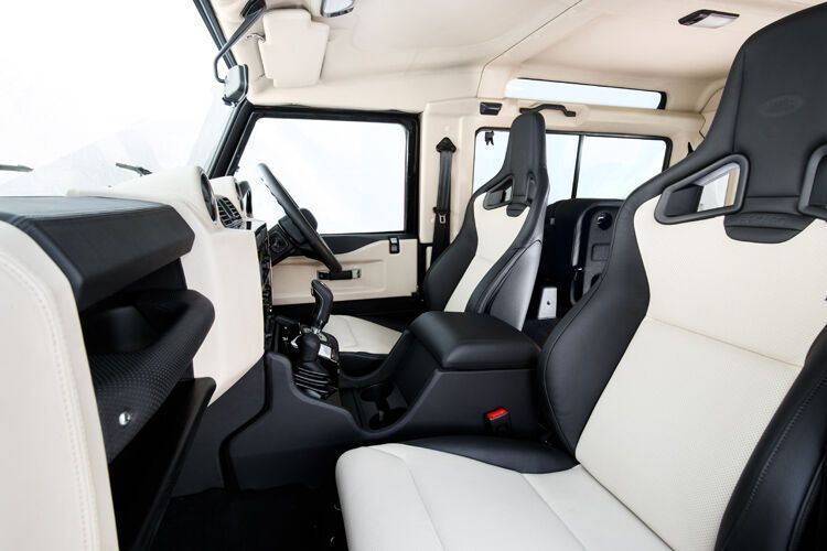 Der Defender Works V8 wartet mit vollflächigen Windsor-Lederbezüge auf Armaturenbrett und Türverkleidungen, am Dachhimmel und auf den Recaro-Sportsitzen auf. (Bild: Jaguar Land Rover)