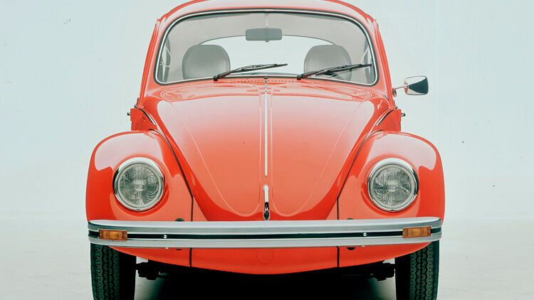 Bereits für die erste Version des VW Käfers, den Kdf-Wagen, lieferte die Firma Scheinwerfer, Leuchten, Signalhörner und Winker. Im Jahr 1971 rüstete Hella den VW Käfer mit dem ersten H4-Scheinwerfer aus. (Bild: Volkswagen)