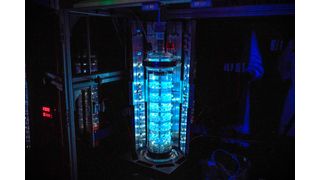 Gerührter Schlaufenphotoreaktor mit eingebauten statischen Mischern (Bild: Elvira Eberhardt/ Uni Ulm)