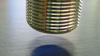 Ein RFID-Leser erhält die Rezeptur- und Prozessdaten von einem in die Form laminierten Transponder (RFID-Chip). Die Datenübertragung ist unabhängig vom Verschmutzungsgrad der Formoberfläche. (Bild: Wolfangel)