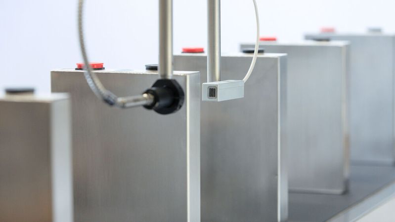 Der Ultraschall wird von einem Laser direkt in der Batterie erzeugt, durchdringt diese und wird vom optischen Mikrofon detektiert. Aus dem akustischen Signal lässt sich erkennen, ob die Elektrolytflüssigkeit gleichmäßig verteilt ist.