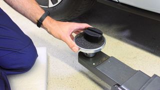 Maha bietet jetzt auch spezielle, formschlüssige Aufnahmeadapter für zahlreiche Fahrzeugmodelle an. (Bild: Maha)