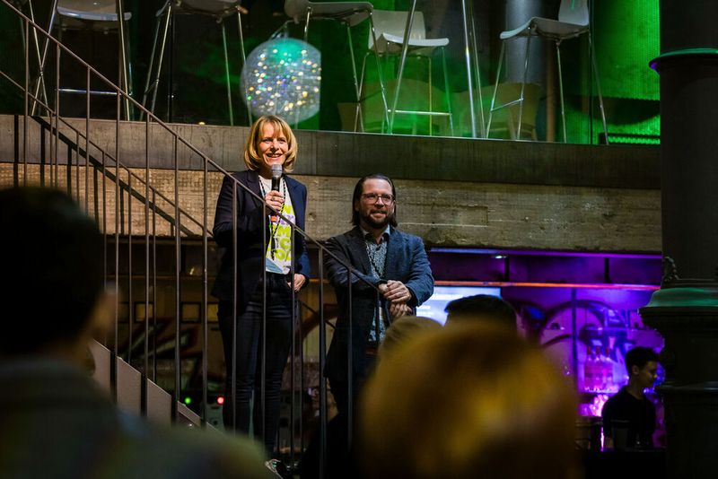 Ute Drescher, Chefredakteurin der konstruktionspraxis, und Benedikt Hofmann, Chefredakteur MM Maschinenmarkt, begrüßten die Gäste der beiden Foren auf der Abendveranstaltung.  (Bild: Stefan Bausewein/VCG)