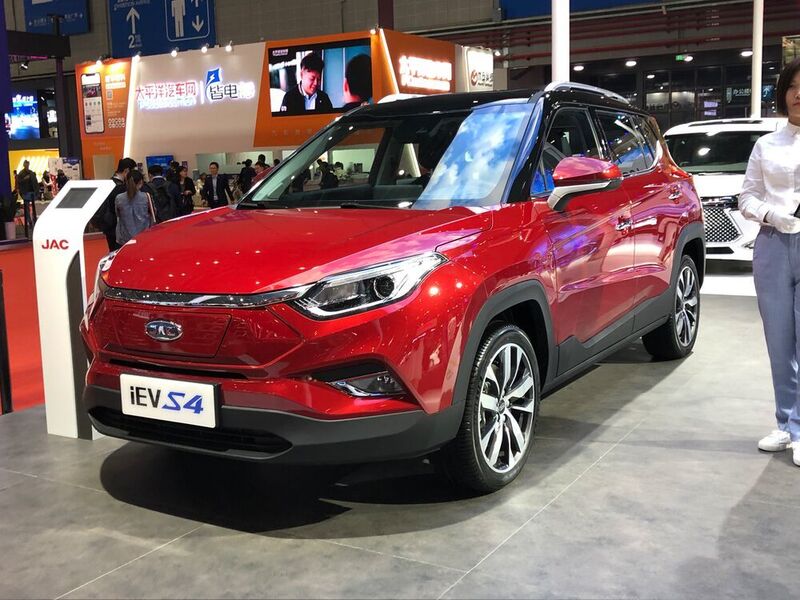 Another compact SUV. The JAC iEV S4 is 4.41 meters long. Powered by a 110 kW/150 hp electric motor and a range of between 355 and 470 kilometers depending on the type of battery installed. After 45 minutes, it is 80 % recharged at the fast-charging station.  (SP-X/Peter Maahn)