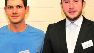 Kfz-Mechatroniker Timo Ristau (li.) und Automobilkaufmann Alexander Hanstein sind die neuen Bundessieger im PLW 2016. (Schmidt)