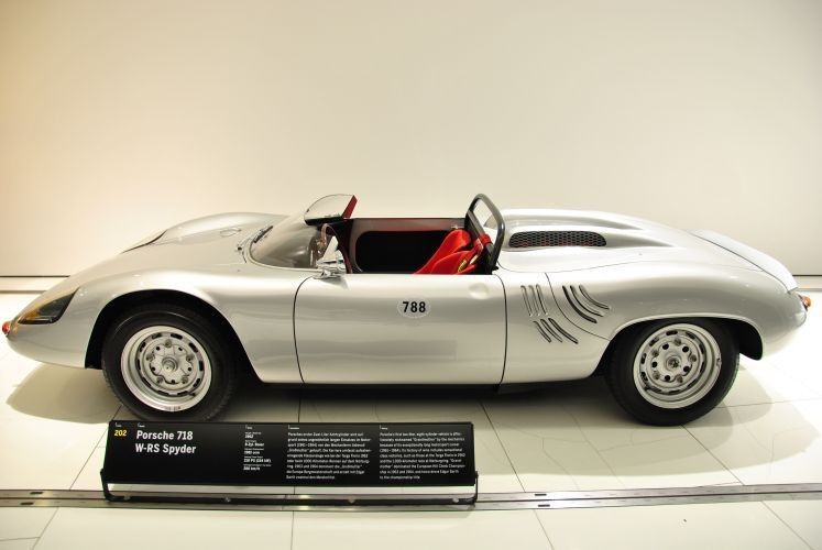 Porsche 718 W-RS Spyder. Besonderheit: Nicht ein „popeliger“ 4-Zylinder sorgte 1962 hier für Vortrieb, nein, stolze 8 Zylinder weist das kleine 2-Liter-Triebwerk auf. (Foto: Dominsky)