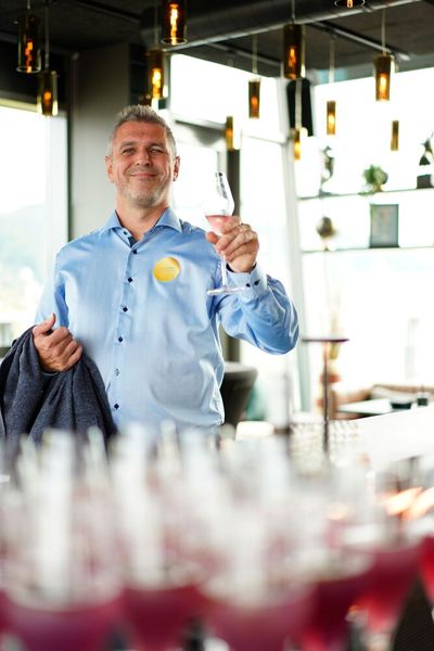 Ein „Cheers“ von Oliver Nowak, der von den 25 Jubiläums-Jahren schon ganze 14 mit an Bord ist. (Bild: C4B)