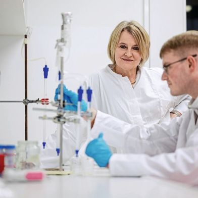 Prof. Alexandra K. Kiemer forscht mit ihrem Team daran, die Rolle des Proteins IMP2 besser zu verstehen. Ziel ist es, Schwachstellen von Krebs für neue Therapiestrategien auszunutzen. (Bild: Oliver Dietze)