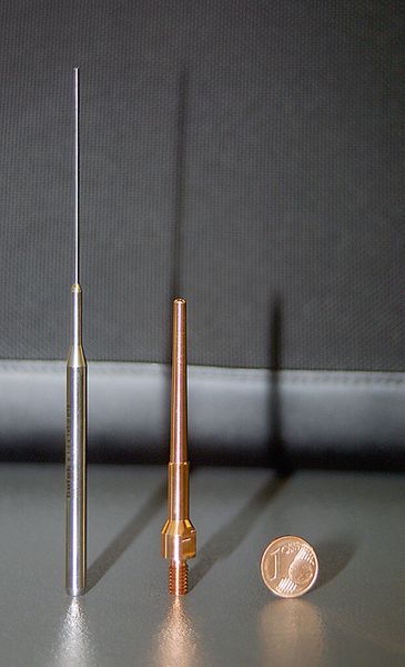 Bild 3: Der von Abicor Binzel entwickelte und patentierte Tieflochbohrprozess für Stromdüsen erzeugt mit innengekühlten Werkzeugen feinste Löcher ab 0,93 mm in einer Tiefe von bis zu 93 mm. (Bild: Citizen Machinery)