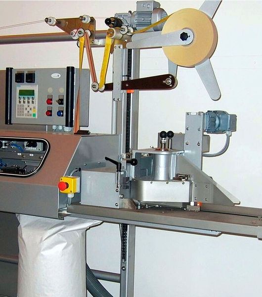 Dominant im Sackverschluss-Portfolio von Schümann sind die Hotmelt-Tapes für das maschinelle Verschließen von Kombisäcken. Sie werden meist im FTS-Verfahren (Fold-Tape-Seal) in automatisierten Verpackungslinien, wie hier, verarbeitet, heißt es. (Bild: Schümann)