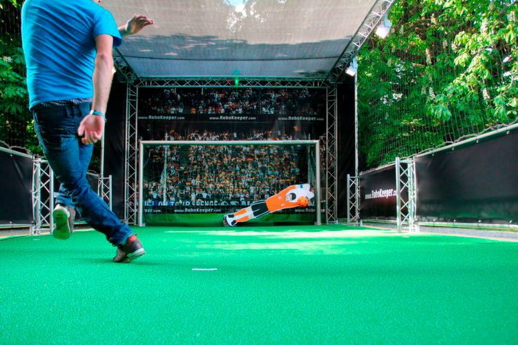 Torwart-Roboter – Fraunhofer Wissenschaftler haben einen Torwart-Roboter entwickelt, der mit einer erstaunlichen Genauigkeit Bälle halten kann. Dafür setzten die Entwickler auf ein schnelles Bildverarbeitungssystem, das dem Robo-Keeper als „Augen“ dient. Sie liefern jeweils bis zu 90 Bilder pro Sekunde, die im Anschluss von einer Bildverarbeitungssoftware ausgewertet werden. Auf Basis dieser Berechnungen und mit Hilfe eines Hochleistungsmotors benötigt der Robo-Keeper nur rund 300 ms und somit eine kürzere Zeitspanne als selbst ein hart getretener Ball, um die errechnete Abwehrposition zu erreichen.  (4attention)