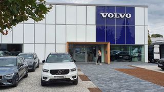 Das Gebäude betreten können die Kunden über zwei Eingänge, im Bild zu sehen ist der Haupteingang. (Bild: Mauritz/»kfz-betrieb«)