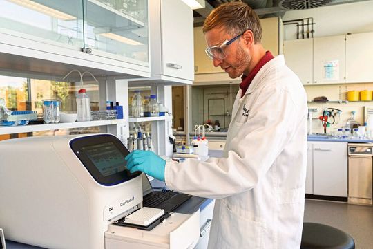 Prüfung der Wirksamkeit antiviraler Oberflächen mittels quantitativer Real-Time PCR-Analytik (qPCR) am Fraunhofer IFAM. Prüfung der Wirksamkeit antiviraler Oberflächen mittels quantitativer Real-Time PCR-Analytik (qPCR) am Fraunhofer IFAM.