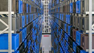 Beim Sicherheitstechnik-Spezialist Euchner in Leinfelden greift ein neues Beleuchtungskonzept. Ab jetzt wird in der Logistikhalle richtig Energie und Kohlenstoffdioxid gespart. (Bild: Euchner)