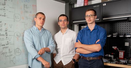 Das Gründer-Trio im Kernteam von Arago (v. l. n. r.): Nicolas Muller, CEO und Mitgründer, Eliott Sarrey, CTO und Mitgründer mit Schwerpunkt Silizium-Photonik und Ambroise Müller,  CSO und technischer Mitgründer.(Bild:  Arago)