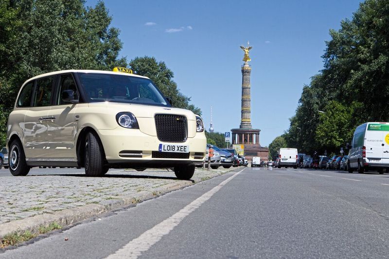 Das London-Taxi gibt es heute nur noch mit Elektroantrieb mit einem kleinen Zusatzmotor als Range Extender. Angesichts der vielen Diskussionen um die Emissionsbelastung in den Städten ist das ein erfolgversprechender Ansatz. (Bild: LEVC)