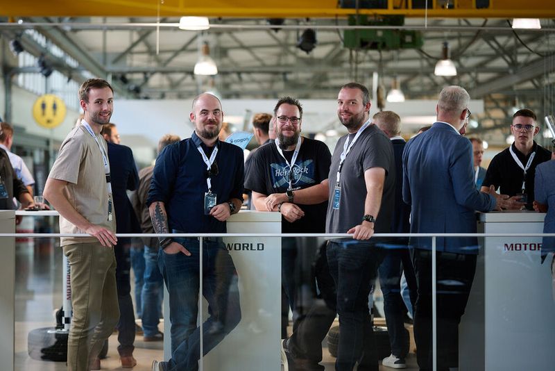 (v. l.) Martin Meuter und Kevin Lunn (beide stepIT.net), Niels D. Abram (Scalecube) und Samuel von Heereman (stepIT.net) bei der Kaffeepause  (Bild: Aagon)