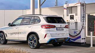 Mit Wasserstoff als Energieträger experimentiert BMW schon länger. Nun soll ein Serienmodell kommen – ob das auf der Basis des X5 steht, ist noch nicht bekannt. (Bild: Tom Kirkpatrick/BMW AG)