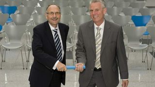 Vertriebsleiter Dr. Rolf Storr übergibt zum Jahreswechsel 2008/2009 die Funktion des „Deutschland-Chefs“ an seinen Nachfolger Hans-Ulrich Witschel (Archiv: Vogel Business Media)