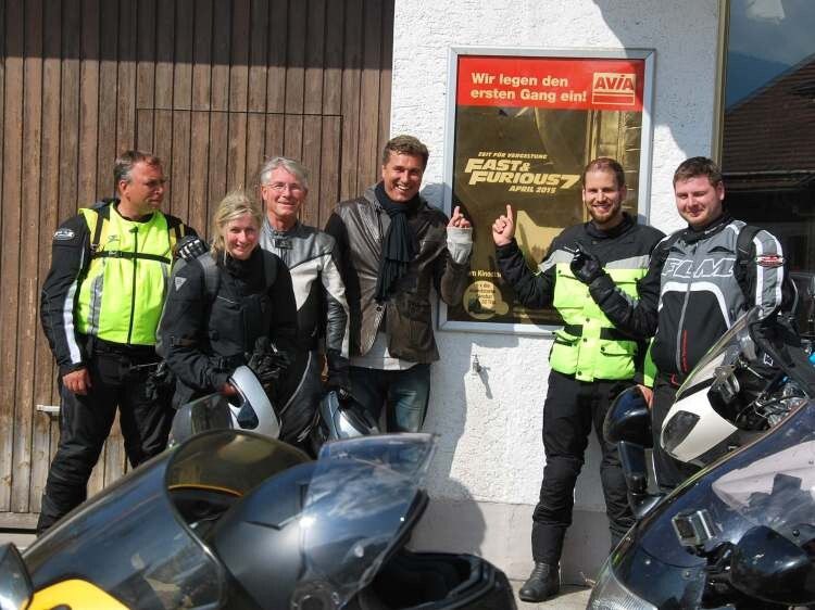 Beim Tankstopp vor der letzten Etappe fand die Gruppe das passende Motiv für ein Abschiedsbild. (Foto: Stephan Maderner)