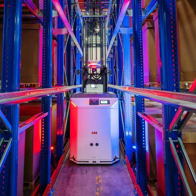 Der F712 schafft autonom Lasten bis zu 2 Tonnen und hebt sie bis auf 8,5 Meter an. (Bild: ABB Robotics)