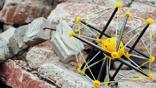 Squishy Roboter können als Ersthelfer Katastrophengebiete erkunden – ohne dabei Menschenleben zu gefährden – da sie von einem aus Hubschraubern sicher und unbeschadet am Einsatzort landen können. (Lee-Huang Chen/Squishy Robotics)