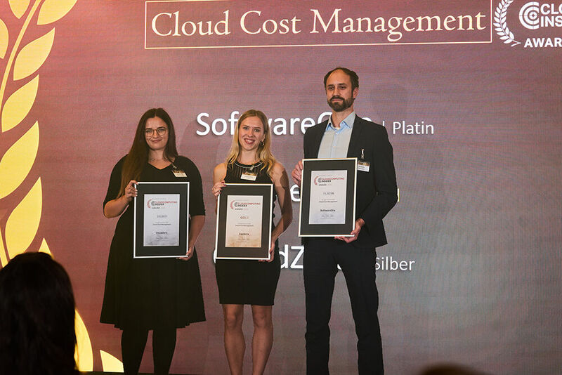 Bestes „Cloud Cost Management“: Die diesjährigen IT-AWARDS 2023 in Platin, Gold und Silber nehmen in dieser Kategorie Nico Rochow (rechts) von SoftwareONE, Kristina Dreiling (Mitte) von Capterra sowie unsere Award-Fee Konstanze für CloudZero entgegen. (Bild: krassevideos.de / VIT)