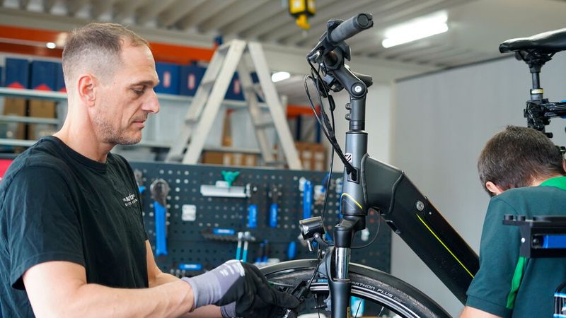 ... und seinem Fahrradservice. (Bild: Hülpert)