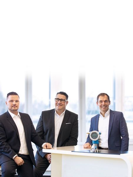 Ein schlag- und tatkräftiges Trio (v.l.n.r.): Markus Schmid (Bereichsleiter Marketing), Oliver Stöckl (Geschäftsführer) und Norbert Schranner (Leiter Vertrieb) treiben die Innovationen bei Endress+Hauser Deutschland voran. (Endress+Hauser)