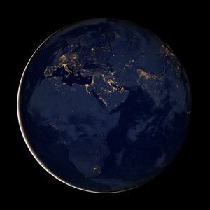 Zeichen der Zivilisation: Nachtbeleuchtung in Europa, Afrika und dem Mittleren Osten. (Aufnahmen vom 18. April bis 23. Oktober 2012) (Bild: NASA.)