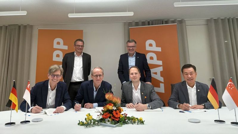 Vertragsunterzeichnung: Von links; für die Jebsen & Jessen Gruppe: Per Magnusson, Group CEO, Viktor Leendertz, Group CFO (stehend), Heinrich Jessen, Group Chairman. Für die Lapp Gruppe: Matthias Lapp, Group CEO, Jan Ciliax, Group CFO (stehend), Richard Lee, Asia Pacific CEO, bei der Vertragsunterzeichnung.(Bild:  Lapp)