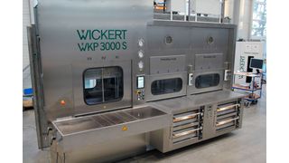 So sieht eine reinraumtaugliche Hydraulikpresse von Wickert Maschinenbau zum Beispiel aus. Damit in diesen sensiblen Bereichen nichts schiefgehen kann, besteht das Gehäuse aus rostfreiem Stahl. Ihre Konturen sind außerdem reinigungsfreundlich ausgeführt. Doch das ist noch nicht alles ... (Bild: Wickert)