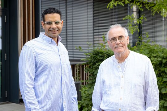 Mohammed Khallaf (links) und Gary Lewin (rechts) vor dem Gebäude, in dem die Nacktmulle untergebracht sind.(Bild:  Felix Petermann, Max Delbrück Center)