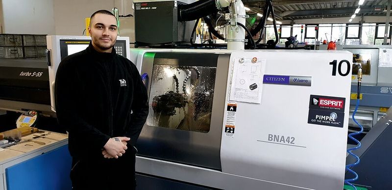 Lernender bei T+M Zerspanungstechnik GmbH vor der Citizen BNA42, programmiert mit Esprit. (Esprit)