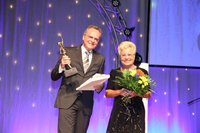 Den „Großen Preis des Mittelstandes“ nahmen die Geschäftsführer Gerhard Simon und Petra Reinsberger entgegen. (Bild: Gehring)
