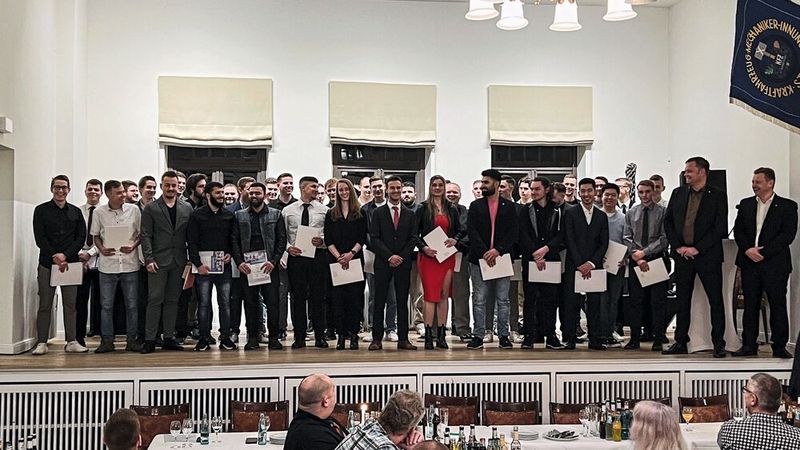 Die Kraftfahrzeug-Innung des Kreises Stade feierte im Fährhaus Kirschenland ihre Nachwuchshandwerker. „Nach zwei Jahren Pause können wir Ihnen endlich wieder die Abschlussfeier ermöglichen, die Ihnen zusteht,” freute sich Obermeister Ulrich Tietjen. Die neuen Gesellen seien „systemrelevant und ein unabdingbarer Teil, der die Zukunft für Individualverkehr mitgestaltet“, sagte Tietjen. Gastredner und Landrat des Landkreises Stade, Kai Seefried, bezeichnete die rund 50 neuen Kfz-Mechatroniker als „Motor unserer Gesellschaft”.  (Bild: Kfz-Innung Stade)