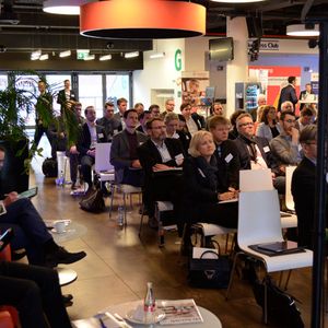 … in den Konferenzräumen des Stadions des Bundesligisten FC Augsburg. (Bild:  Rehberg/»kfz-betrieb«)