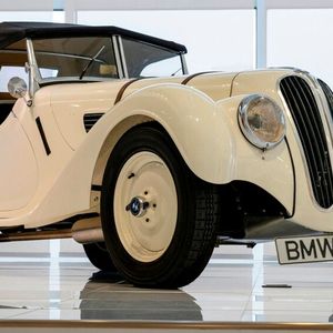 Der Schätzpreis für den angebotenen BMW 328 Roadster von 1938 liegt bei 350.000 bis 600.000 Euro.(Bild:  RM Sotheby's)