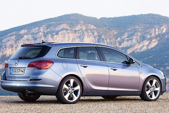 Die geschwungene Fensterlinie mit ihrer Chromumrandung lässt den Astra Sports Tourer edel und elegant wirken. (Archiv: Vogel Business Media)
