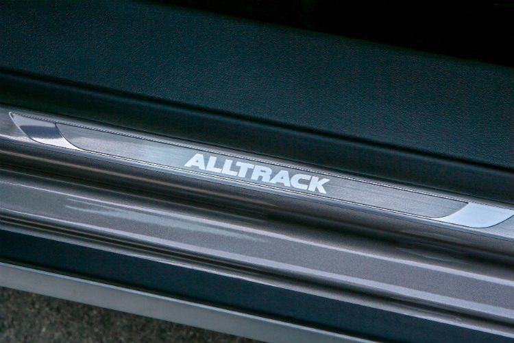 Caddy Alltrack ist durch die silber-matte Einstiegsleiste mit Logo gekennzeichnet.  (VW)