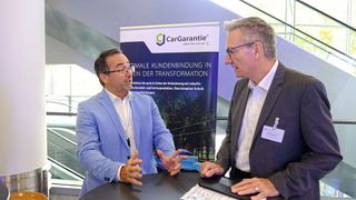 Sascha Schueren, General Manager Deutschland der CG Car-Garantie Versicherungs AG (l.), erläutert im Gespräch mit »kfz-betrieb«-Chefredakteur Wolfgang Michel, welche Produkte seines Unternehmens Kfz-Betrieben helfen, das Problem der Versicherungssteuer auf Garantiezusagen zu minimieren. (Bild: Holger Zietz – »kfz-betrieb«)