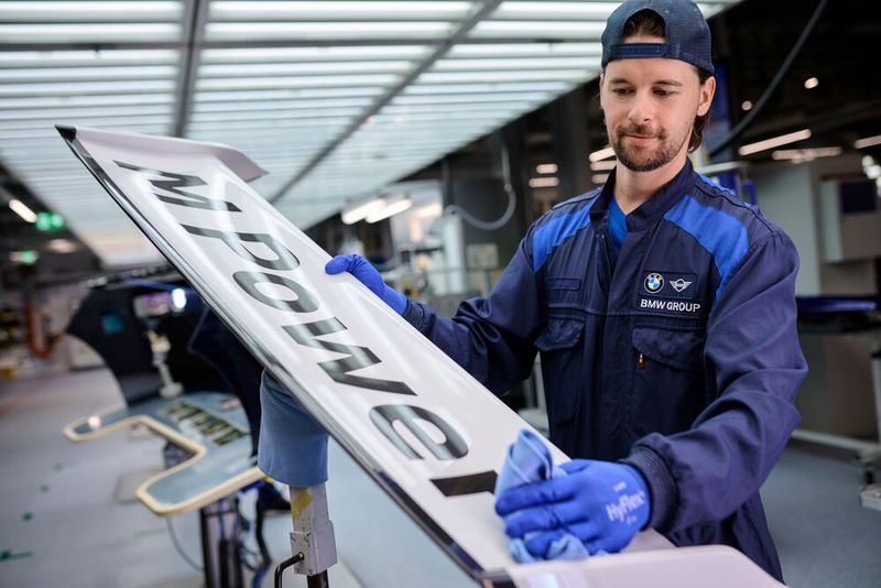 Zum Aerodynamikpaket der Coupé-Karosserie des Original-CSL gehörte der Heckflügel. Er war nicht für den Straßenverkehr zugelassen und lag bei der Fahrzeug-Auslieferung im Kofferraum. In der Öffentlichkeit war er dennoch präsent: Das Coupé erhielt den Beinamen „Batmobil“. (Bild: Rainer Haeckl/BMW)