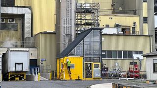 Mit der Kombistation lassen sich sowohl Seecontainer als auch Silo-Lkw entladen. (Bild: WWTec)