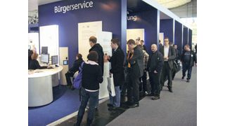 Schlangestehen für den neuen Personalausweis. Auf der CeBIT 2010 zeigte sich das große Interesse der Bürger an sicherem eGovernment (Archiv: Vogel Business Media)