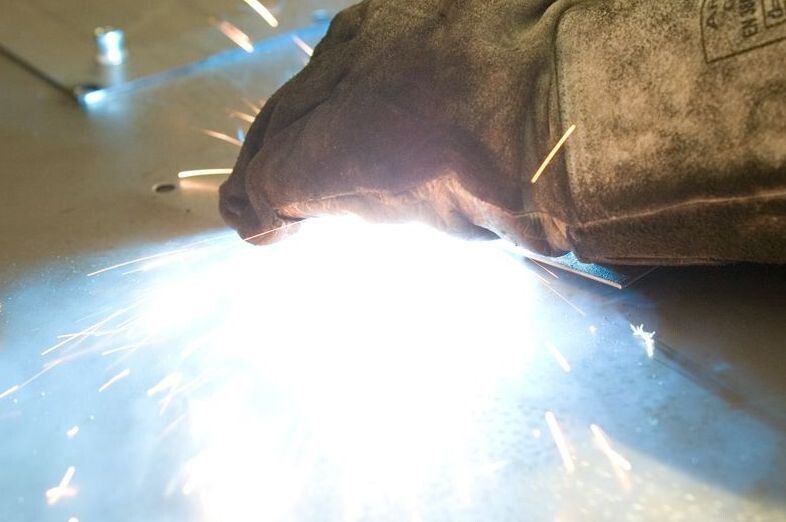 Blick in die Fertigung der Omega Blechbearbeitung AG. (Bild: Omega)