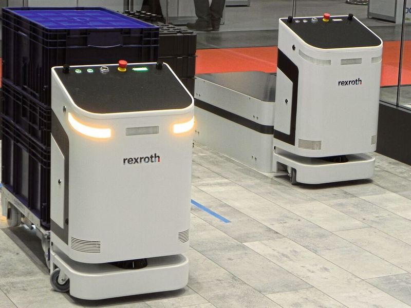 Sind mehrere Activeshuttle-Transportsysteme im Einsatz, kommunizieren diese drahtlos miteinander, informieren sich über veränderte Umgebungsdetails wie Hindernisse, um Staus und Engpassstellen zu vermeiden. (Bosch Rexroth)