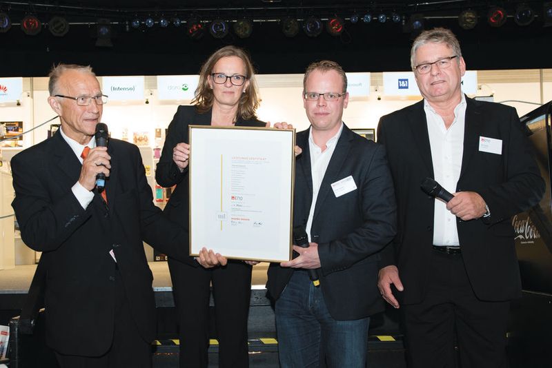 Bernd Horstmann, Katrin Bulla, Robin Meven (markt intern) und Ron Bulla überreichten die Auszeichnung. (52Grad Wagner Deters-Prohl GbR)