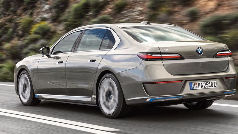 Die Türgriffe sind mit der Blechhaut bündig. (Bild: BMW)