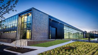 Hier blickt man auf die neue Smart Factory von Trumpf in den USA. Genauer gesagt im Bundestaat Connecticut in Farmington. Das vom Berliner Architekturbüro Barkow Leibinger entworfene Gebäude ist modern und nachhaltig, heißt es. Lesen Sie hier, was Trumpf damit will ... (Bild: Trumpf)